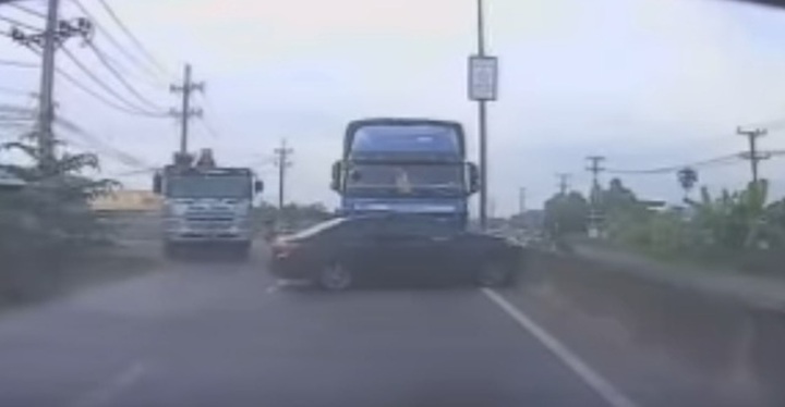 Camera ghi lại khoảnh khắc ô tô 