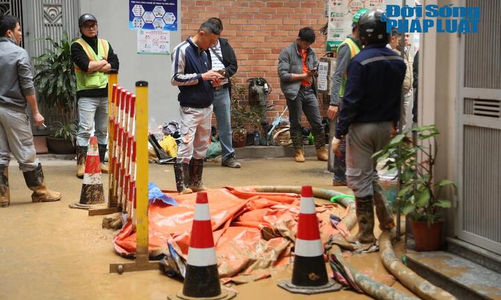 Sáng nay (21/2), bùn đất vẫn phun trào ở phố Giang Văn Minh, Hà Nội