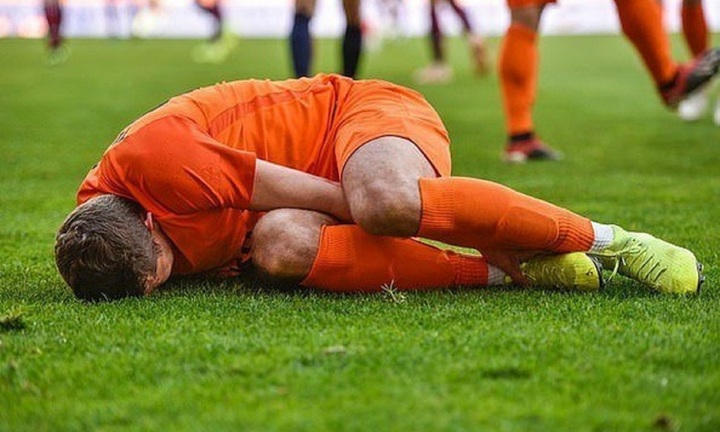 Hà Nội: Bị bạn sút bóng vào 