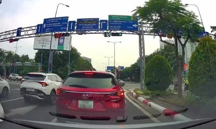 Từ 2025, dừng đèn đỏ chắn lối rẽ phải, tài xế ô tô có thể 