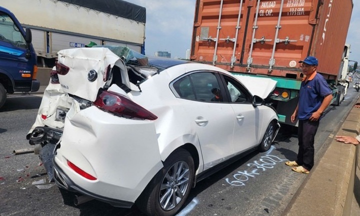 Container mất phanh gây tai nạn liên hoàn trên cầu Phú Mỹ, thai phụ cùng chồng may mắn thoát nạn