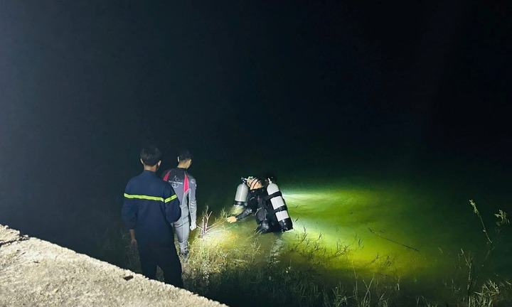 Tìm kiếm nam thanh niên lao xuống đập nước sâu khi đang đi chơi cùng bạn