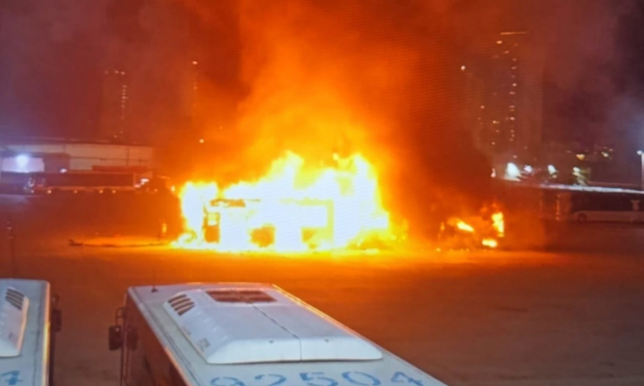 Clip: 3 xe buýt đồng loạt phát nổ kinh hoàng tại Israel