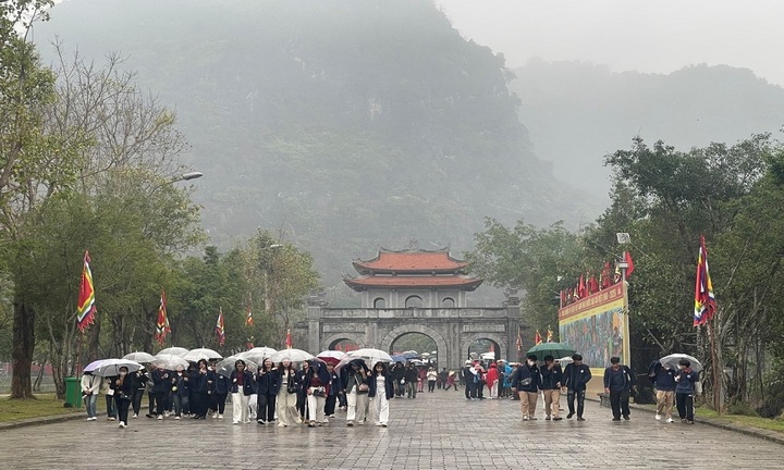 Ninh Bình: Du khách chiêm bái đền thờ Vua Đinh, Vua Lê tại cố đô Hoa Lư dịp đầu năm