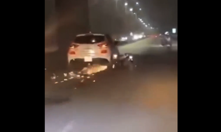 Clip: Phẫn nộ cảnh ô tô kéo lê xe máy sau va chạm, tóe lửa suốt cả đoạn đường