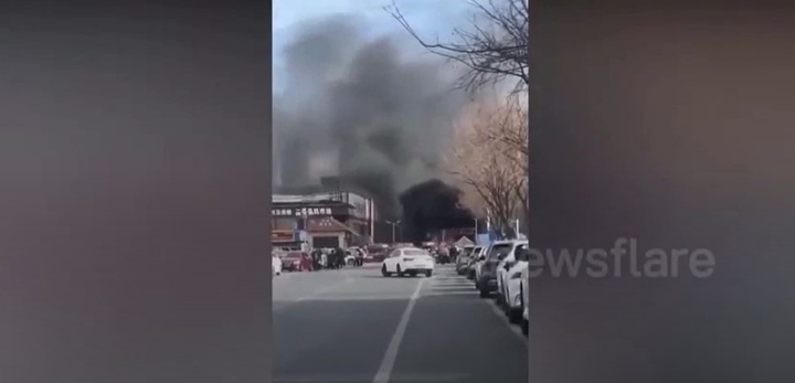 Clip: Nổ lớn tại gian hàng di động giữa phố, hàng chục người gặp nạn