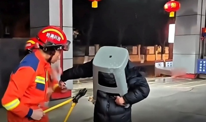 Clip: Làm theo thử thách trên mạng, người đàn ông