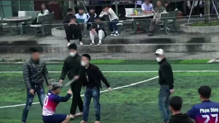 Vụ vác hung khí vào sân bóng, hành hung cầu thủ: Cùng yêu 1 cô gái, gã trai 18 tuổi bắt 