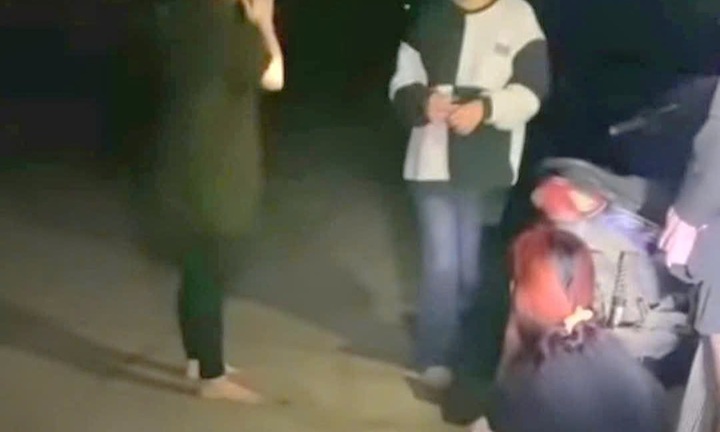 Bị bạn thân đánh hội đồng, nữ sinh lớp 10 ở Ninh Bình ôm đầu chịu trận