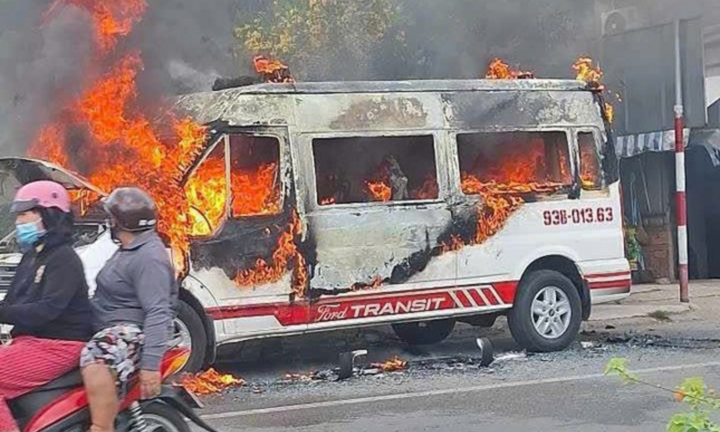 Clip: Xe cấp cứu bất ngờ bốc cháy dữ dội trên Quốc lộ 13 