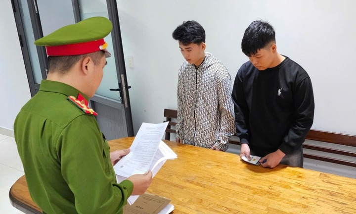 Cho rằng bị nhìn đểu, 2 thanh thiếu niên dùng xe máy truy đuổi, dằn mặt đối thủ