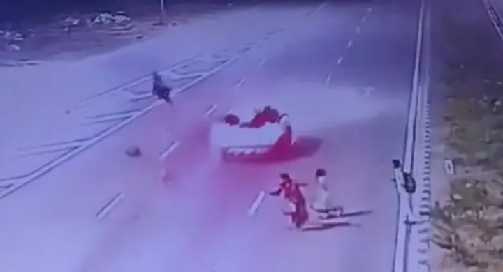 Clip: Khoảnh khắc ô tô tông người phụ nữ tử vong rồi bỏ chạy khỏi hiện trường