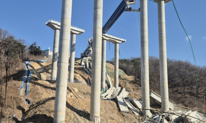 Hiện trường vụ sập cầu trong quá trình xây dựng, ít nhất 8 người thương vong