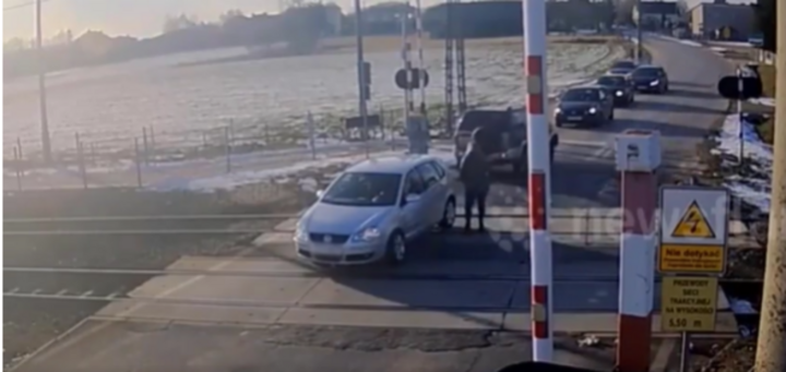 Clip: Kéo ô tô mắc kẹt khỏi đường ray, tránh tai nạn tàu hỏa trong gang tấc