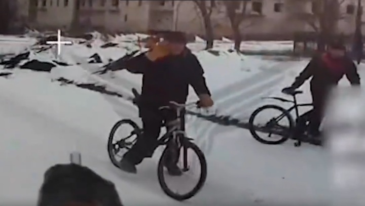 Clip: Đối mặt UAV Nga đang lao tới, người dân Ukraine có hành động 