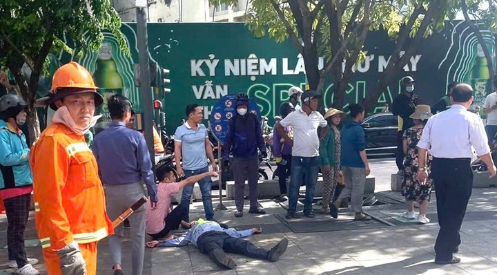 Nhắc nhở đôi nam nữ không dẫn chó vào phố đi bộ Nguyễn Huệ, bảo vệ bị đánh bất tỉnh