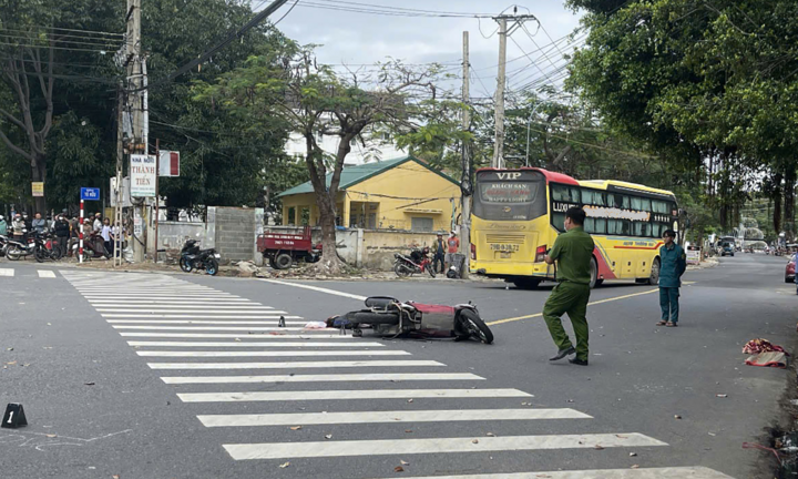 Xe máy va chạm xe khách, thầy giáo tử vong thương tâm trên đường đến trường