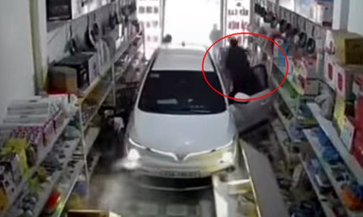 Vụ ô tô tránh xe máy lao vào nhà dân, đâm bé gái tử vong ở Tuyên Quang: Khởi tố tài xế