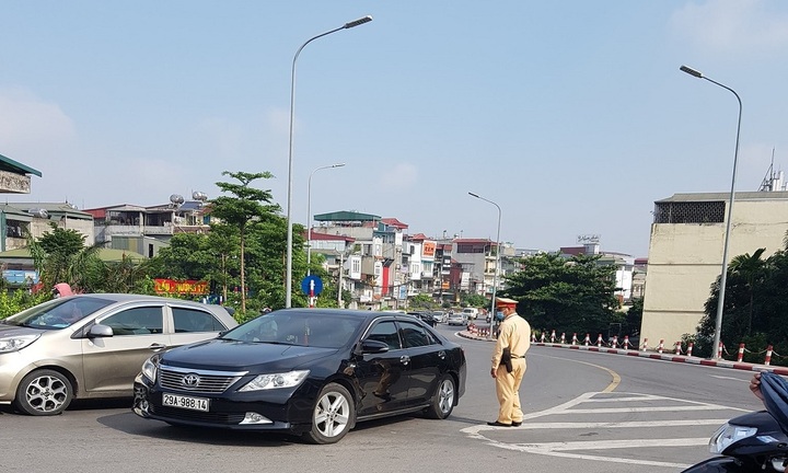 Từ 28/2, ô tô được cấp phù hiệu có thể di chuyển 2 chiều qua cầu Chương Dương