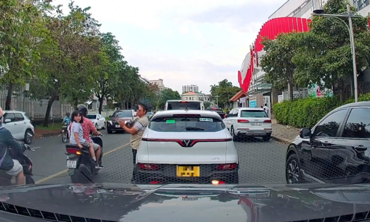 Xác minh clip tài xế ô tô ngang nhiên dừng xe giữa đường ở quận 7 để hút thuốc