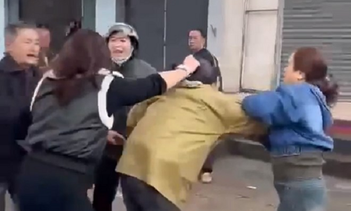 Va chạm giao thông, 2 người phụ nữ đi xe Mazda CX5 xô xát với người đàn ông lớn tuổi