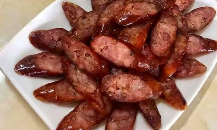 Ăn lạp xưởng hun khói suốt một tuần, người phụ nữ đột nhiên mất thị lực mắt trái