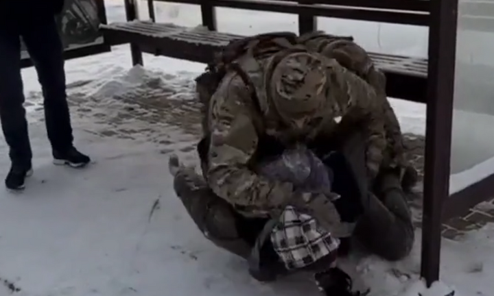 Clip: Cận cảnh màn bắt giữ nghi phạm âm mưu tấn công khủng bố tại Nga, gay cấn như phim hành động