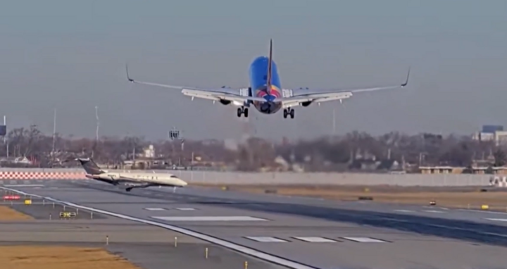 Bất ngờ bị tạt đầu trên đường băng, máy bay đang hạ cánh vội tăng độ cao để tránh va chạm