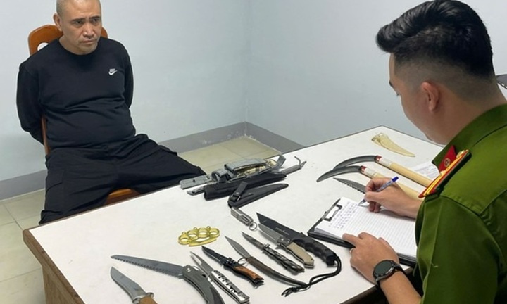 Hàng chục trinh sát bất ngờ ập vào bắt giữ, đối tượng truy nã đặc biệt Trần Ngọc Anh ngỡ ngàng