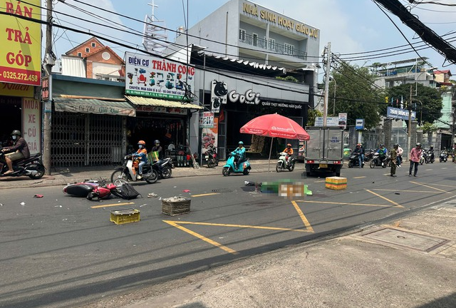 Va chạm với xe tải, nam shipper tử vong thương tâm