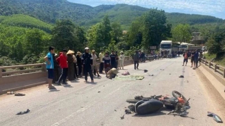 Va chạm với xe đầu kéo, người đàn ông đi xe máy tử vong thương tâm