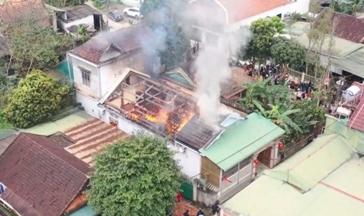 Clip: Lửa đỏ rực thiêu rụi căn nhà gỗ, người dân phá cửa cứu cụ già mắc kẹt