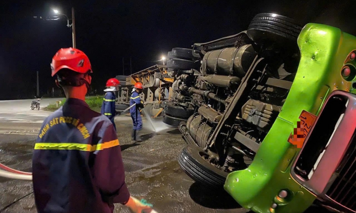 Cảnh sát cắt cabin xe đầu kéo, giải cứu tài xế mắc kẹt sau tai nạn