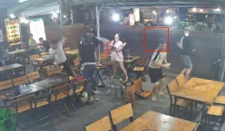 Clip: Cô gái đập ly bia khơi mào xung đột, 2 thanh niên lao vào chém 4 người ở Thủ Đức