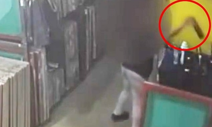 Camera ghi lại cận cảnh hành vi tàn độc của người phụ nữ vì ghen tỵ đồng nghiệp được thăng chức