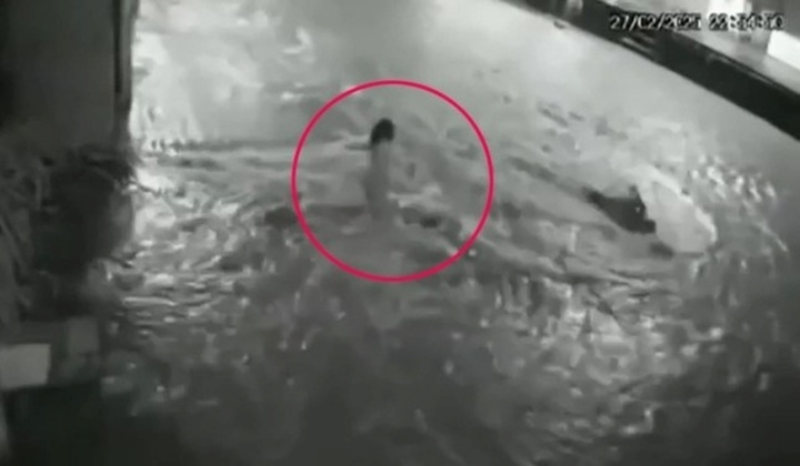 Clip: Chơi đùa trong nước lũ, bé gái bị dòng xoáy hố ga