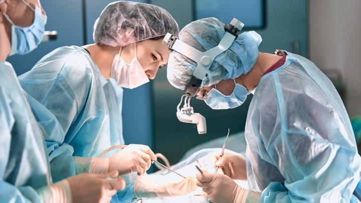 Định mệnh nghiệt ngã từ sai sót y khoa: Bị sái quai hàm, bác sĩ lại phẫu thuật sọ não, cụ bà tử vong thương tâm