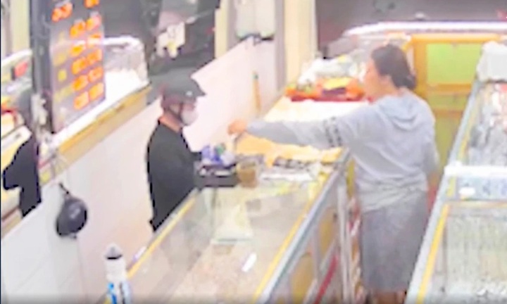 Nam thanh niên 20 tuổi bịt mặt cướp tiệm vàng ở Kon Tum khai gì?