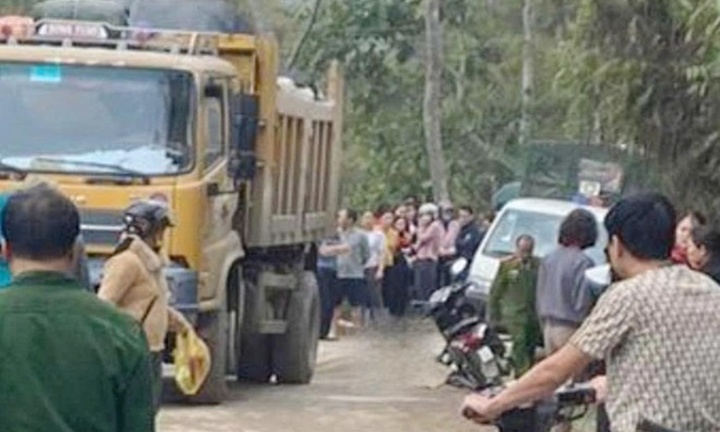 Nữ giáo viên ngã vào gầm xe tải, tử vong thương tâm 