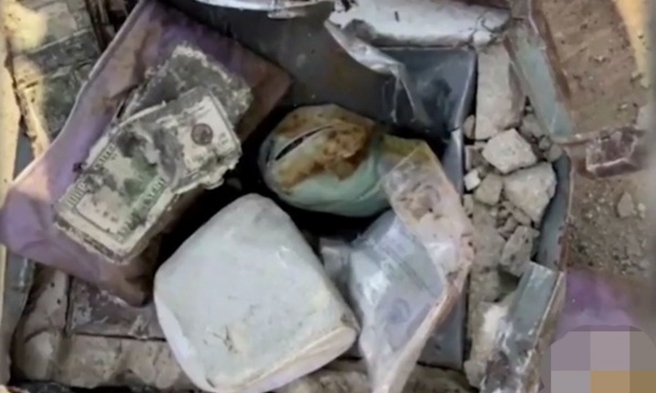 Trồng cây sau vườn, cặp đôi bất ngờ tìm thấy kho báu chứa tiền, vàng, kim cương