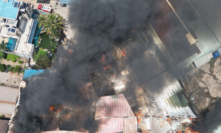 Clip: Cháy dữ dội xưởng gỗ ở Đồng Nai, công nhân hò nhau chạy thoát thân