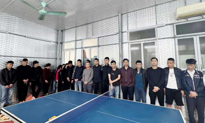 Bắt quả tang 28 đối tượng đánh bạc trong quán karaoke Hoàng Gia ở Thanh Hóa