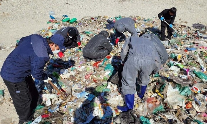 Chuyện khó tin: Người phụ nữ vứt nhầm gần nửa tỷ đồng ra bãi rác chung cư