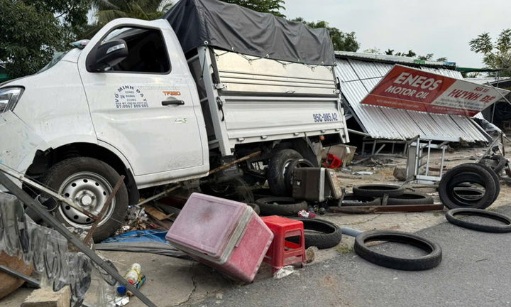 Clip: Hoảng hồn cảnh ôtô tải lao vào tiệm sửa xe, 2 người may mắn thoát chết