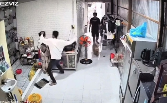 Vụ clip người vợ bị chồng đánh gục khi đang nấu ăn ở Cà Mau: Hé lộ nguyên nhân