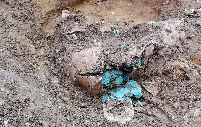 Anh nông dân tình cờ tìm thấy kho báu 7.000 xu vàng, bạc gây chấn động