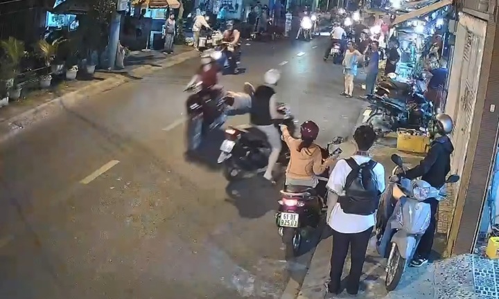 Clip: Người phụ nữ đi SH Mode bỏ chạy sau va chạm, kéo lê cả ân nhân gây phẫn nộ