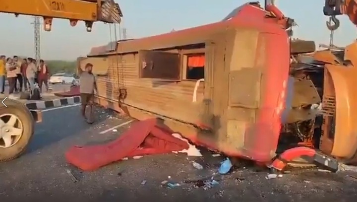 Clip: Xe buýt tông trúng xe chở xi măng, lật nhào, 3 người tử vong thương tâm