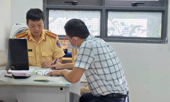 Tài xế xe Mercedes biển trắng bật đèn giống đèn ưu tiên bị phạt 5 triệu đồng