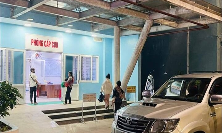 Thầy hiệu trưởng ở Quảng Nam xuyên đêm chở 4 trẻ đi cấp cứu